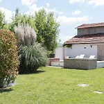 Altido 2 Bed Villa With Beautiful Garden In Forte Dei Marmi