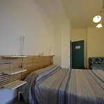 A La Vue Chambre Bagno Condiviso Shared Both2Piano No Lift No Navetta A Pagamento Aria Condizionata Ed Extra Bed 3 Minuti A Piedi Da Bus Per Fiera Di Roma