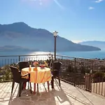 Lake View Apartment In Vercana, Shared Pool