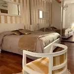 Palazzo Teatro Vecchio-Holiday Suites Salo