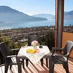 Lake View Apartment In Vercana, Shared Pool