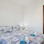 Bright Apartment With Balcony, Lake View & Shared Garden!