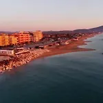 Appartamento Fronte Mare Con Giardino