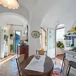Casa Noemi 4&2, Emma Villas