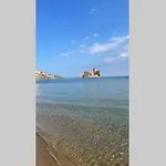 Amplio E Luminoso Appartamento Nel Cuore Di Le Castella