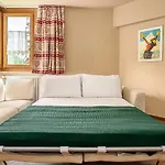 Hemeras Boutique Homes : Apartment 200M From The Skylift