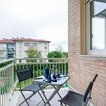 Seaside Flat With Swimming Pool And Private Parking