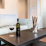 Hostly - La Pera Suite Apartment - 2 Bedrooms, Full Center
