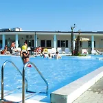 Cosy Apartment In Lido Adriano With Communal Pool