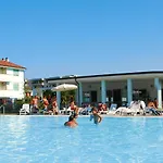 Cosy Apartment In Lido Adriano With Communal Pool