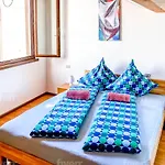Gemuetliches Apartment Mit 2 Schlafzimmern Und 1 Wohnzimmer In Riva Altstadt
