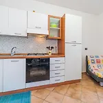 Apartment In Villa 2 To 4 Persons With Large Private Garden Sole