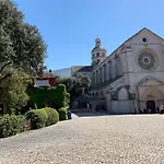 Casette Rosse Nel Borgo Medievale Di Fossanova