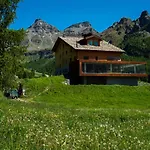 Crest Alpine Lodge & Spa