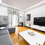 Reni 8 Tirabora Short Rent