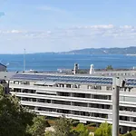 Reni 8 Tirabora Short Rent