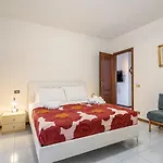 Cozy Apartment Near The Hospital With 2 Balconies!