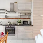 Cozy Apartment Near The Hospital With 2 Balconies!