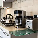 Riva Central Apartment - Free Parking