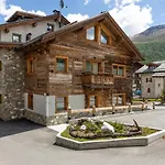 Wood Mountain Planet Suite House