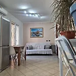 Cozy Home With Parking & Wi -Fi