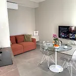 Domus Pyrus Apartments