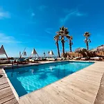 Demetra Seafront Apartment - Parking & Pool