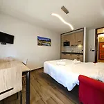 Hostdomus - City Center Apartment