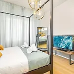 Bauhaus - Sleepwithme - Free Parking - Free Braeakfast - Very Friendly Staff