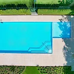 Mgh Family Stay - Acquarius Resort Lake Front