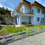 Villa Carlotta Bianca Vacation Home Apartment With Swimming Pool
