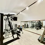 Capri Kronos Design Suites - 2 King Beds, With Gym, Spa & Jacuzzi