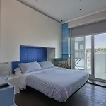 Luxury Seafront With Private Parking And Beach