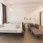 Central And Modern Studio With Terrace!