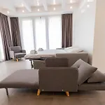 Central And Modern Studio With Terrace!