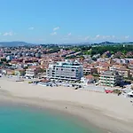 Luxury Seafront With Private Parking And Beach