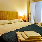 Storico Palazzo Di Gaeta Con Abbonamento Auto