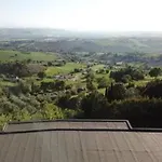 Spacious Apartment In Recanati With A 200 M² Mountain View