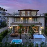 Casa Amare 4&2, Emma Villas