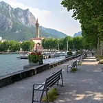 A Pochi Passi Dal Lago Vista Vicolo
