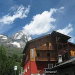 Hosquet Lodge