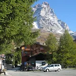 Hosquet Lodge