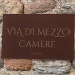 Via Di Mezzo Camere