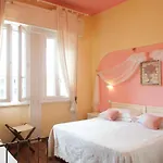 Room In Guest Room - Viareggio Old Style Sea View
