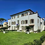 La Villa Apartments - Convenient For Sardinia And Corsica - 4-5 Beds -Private Parking Included With Camera