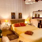 Casette Rosse Nel Borgo Medievale Di Fossanova