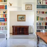 Charming Apartment Near The Sea With Patio!
