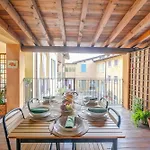 Lauri House Lakeview & Shared Pool - Happy Rentals