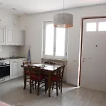 N080 - Numana, Bilocale Con Terrazzo In Centro