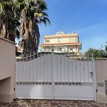 Home With Parking Near The Airport And Beach